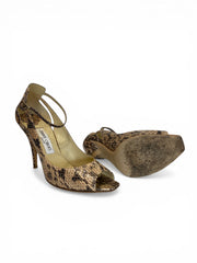 Zapatos de tacón Jimmy Choo de piel de pitón con puntera abierta y tira al tobillo, color neutro exótico - Talla 39
