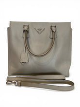 Bolso tote Prada de piel Saffiano Lux gris con correa adicional y bolsa guardapolvo