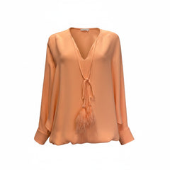 Blusa de seda Valentino con plumas, lazo al cuello y tono salmón rosa